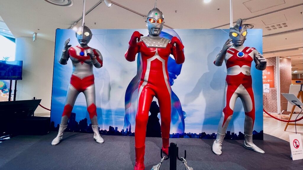 ウルトラセブン、ウルトラマンジャック、ウルトラマンエースの立像