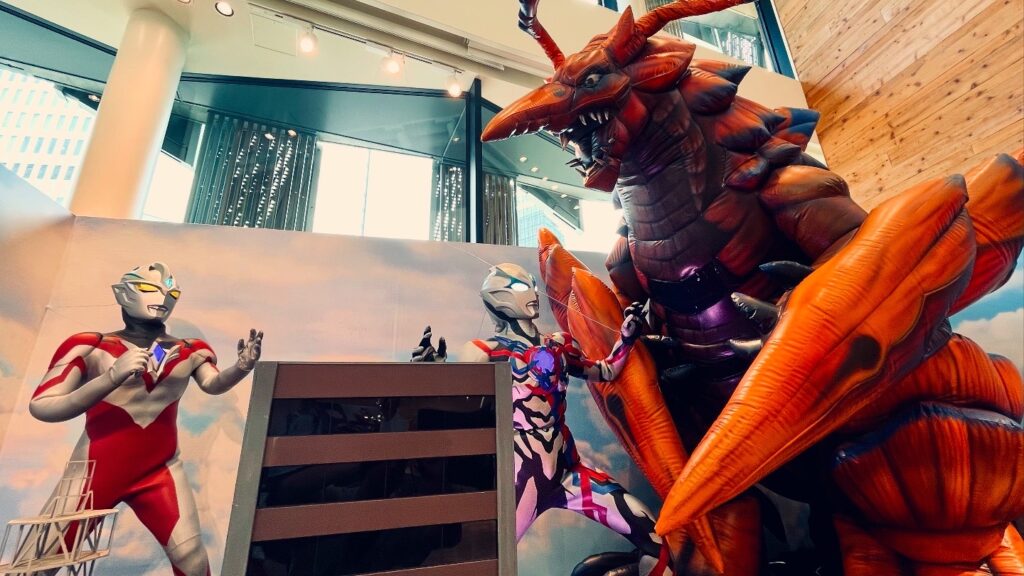 ウルトラマンブレーザー、ウルトラマンアーク、怪獣バザンガのジオラマ展示
